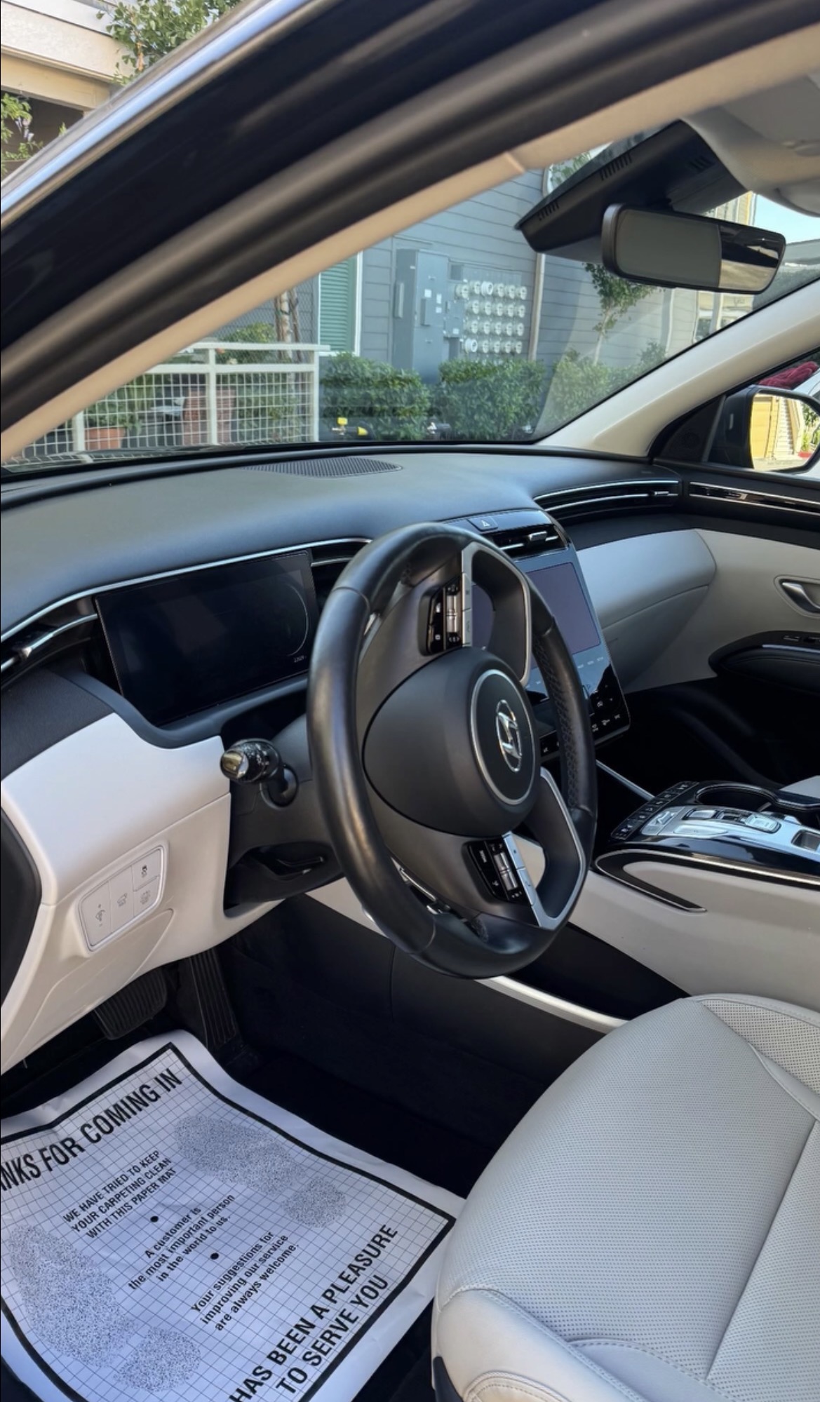 Spotless Hyundai Tucson dashboard and steering wheel